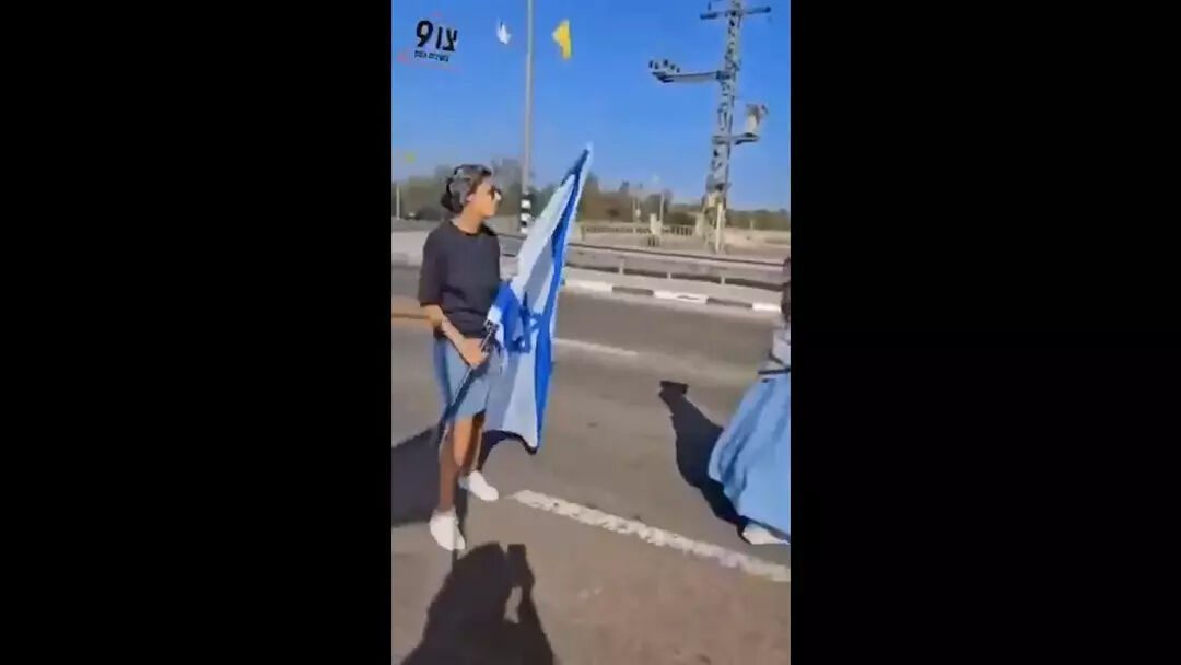 Utanç verici eylem! Gazze’ye giden yardımı durdurmak için bebekleri tırların önüne koydular - 1. Resim