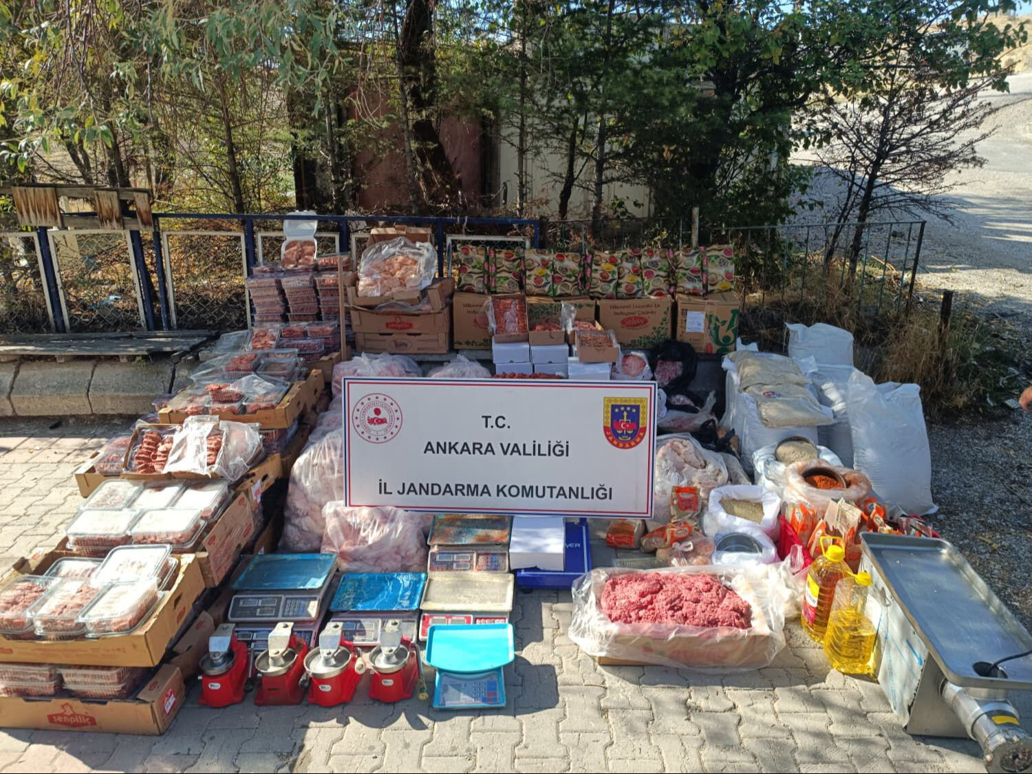 Vatandaşa yedireceklerdi! Ankara'da 1 ton 200 kilogram bozuk et ele geçirildi Vatandaşa yedireceklerdi! Ankara'da 1 ton 200 kilogram bozuk et ele geçirildi - 1. Resim