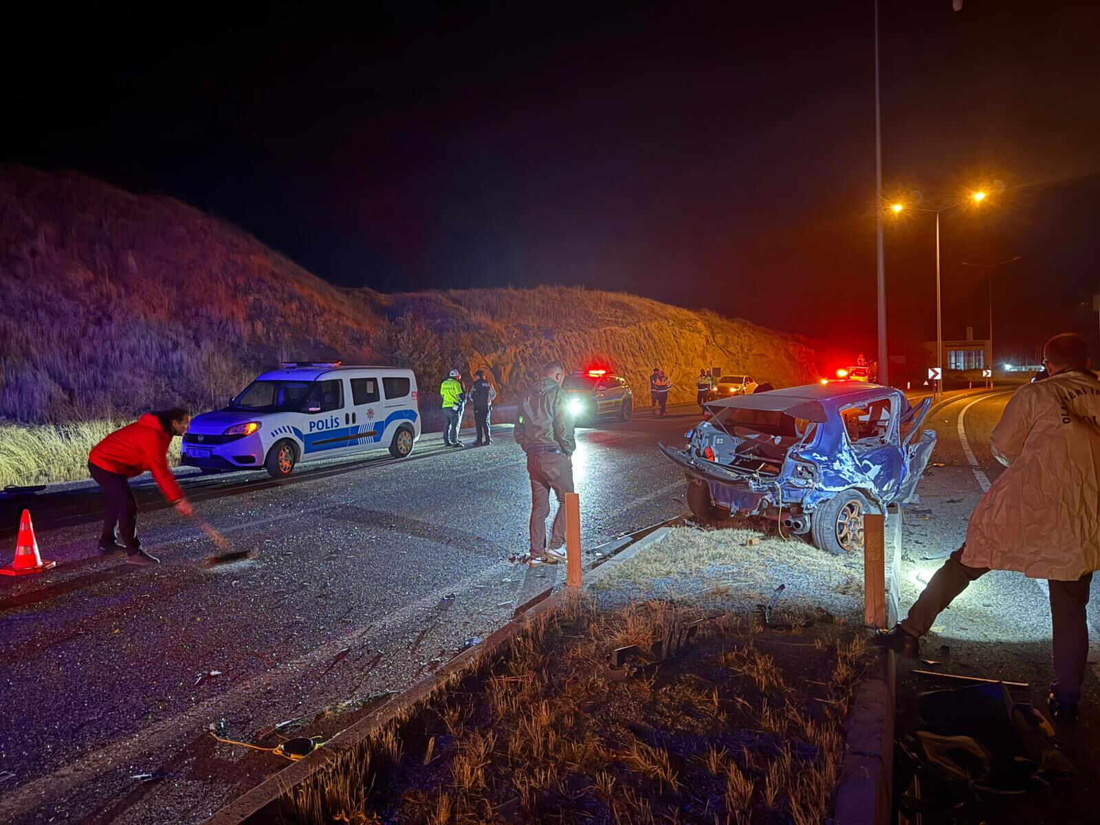 Yozgat'ta korkunç kaza! Direğe çarpan araç ikiye bölündü, sürücü öldü - 1. Resim