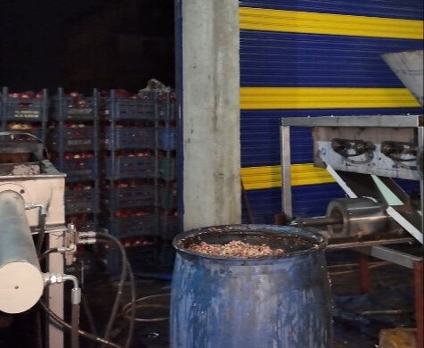 "Allah korkusu olan bunu yapmaz!" Nar ekşisi imalathanesinde mide bulandıran manzara "Allah korkusu olan bunu yapmaz!" Nar ekşisi imalathanesinde mide bulandıran manzara - 1. Resim