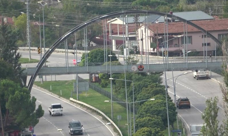 Bakkaldan çıktı, kavşakta otomobilin çarpmasıyla can verdi - 3. Resim