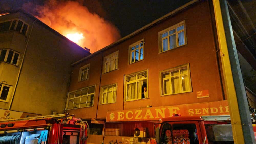 Beyoğlu'nda korkutan anlar! Geceyi alevler aydınlattı, vatandaşlar tahliye edildi Beyoğlu'nda korkutan anlar! Geceyi alevler aydınlattı, vatandaşlar tahliye edildi - 1. Resim