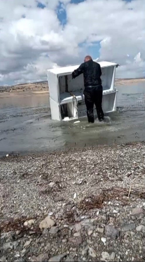 “Boğulursun” dediler, o hurda buzdolaplarını kayığa dönüştürdü - 1. Resim