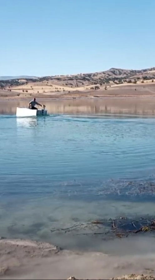 “Boğulursun” dediler, o hurda buzdolaplarını kayığa dönüştürdü - 2. Resim