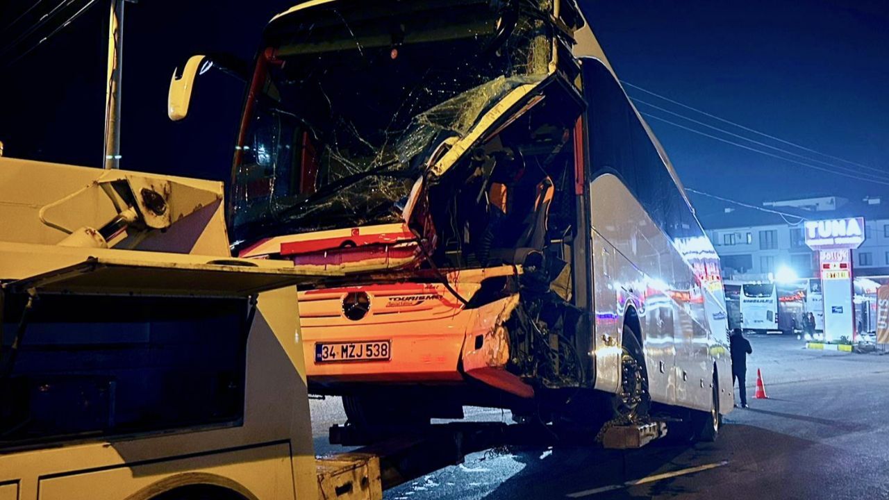 Bolu Dağı'nda tır ile otobüs çarpıştı! 2 yolcu yaralandı Bolu Dağı'nda tır ile otobüs çarpıştı! 2 yolcu yaralandı