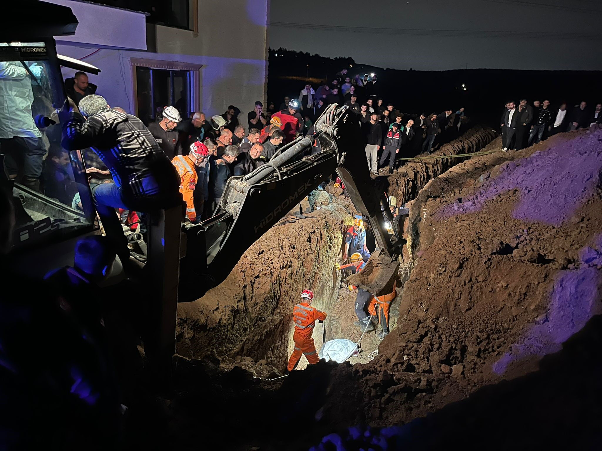 Bursa'da 2 kardeş feci şekilde can verdi... Yeni evleri için kazdıkları çukurda acı son - 1. Resim