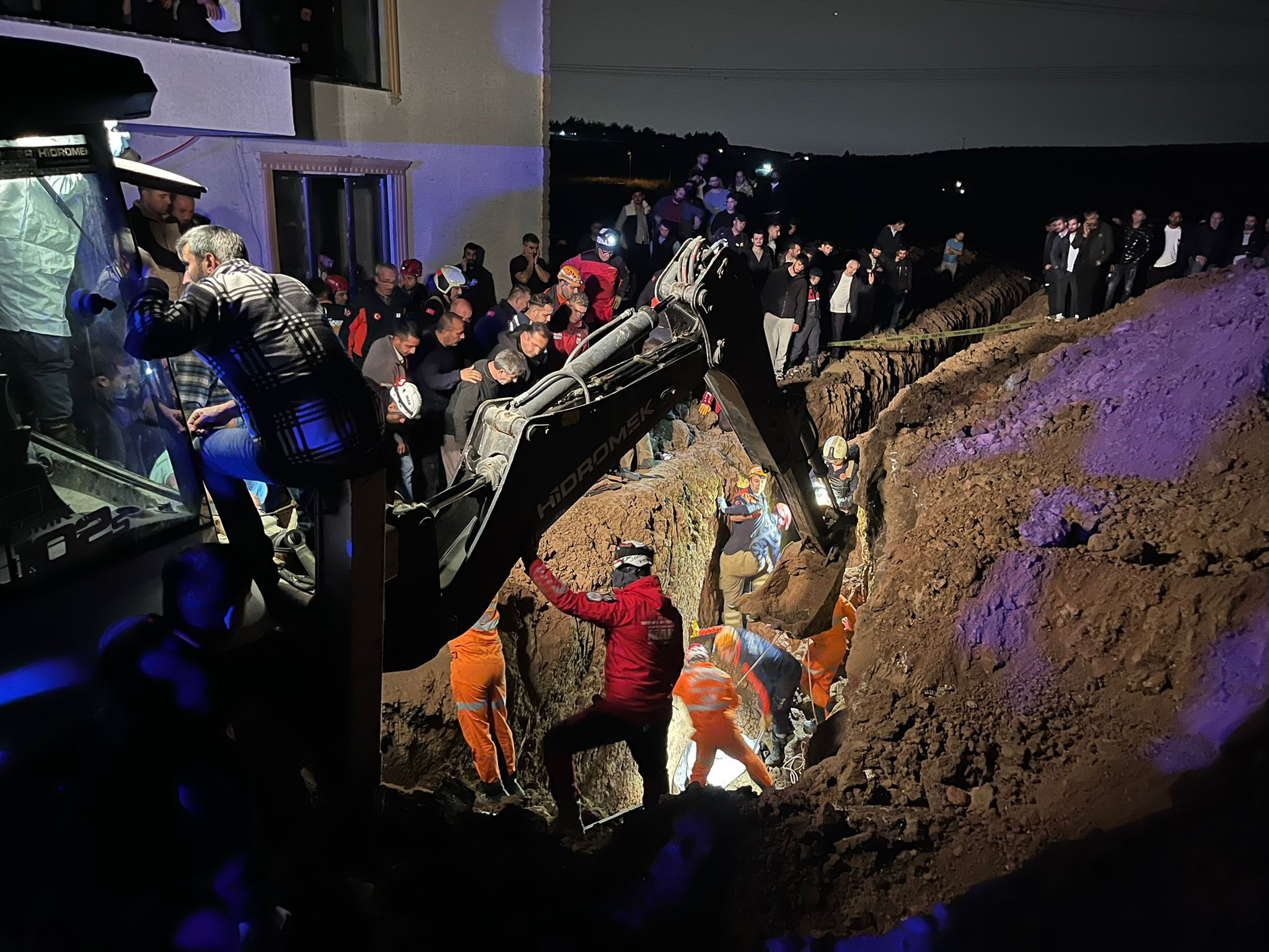 Bursa'da 2 kardeş feci şekilde can verdi... Yeni evleri için kazdıkları çukurda acı son - 2. Resim