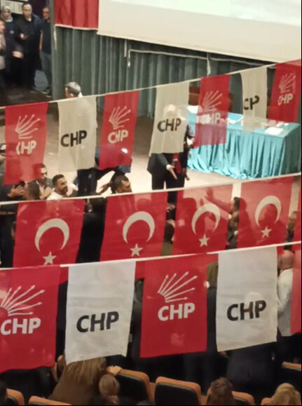 CHP Kahramanmaraş Kongresi’nde kavga çıktı! Adayların taraftarları birbirine girdi - 1. Resim
