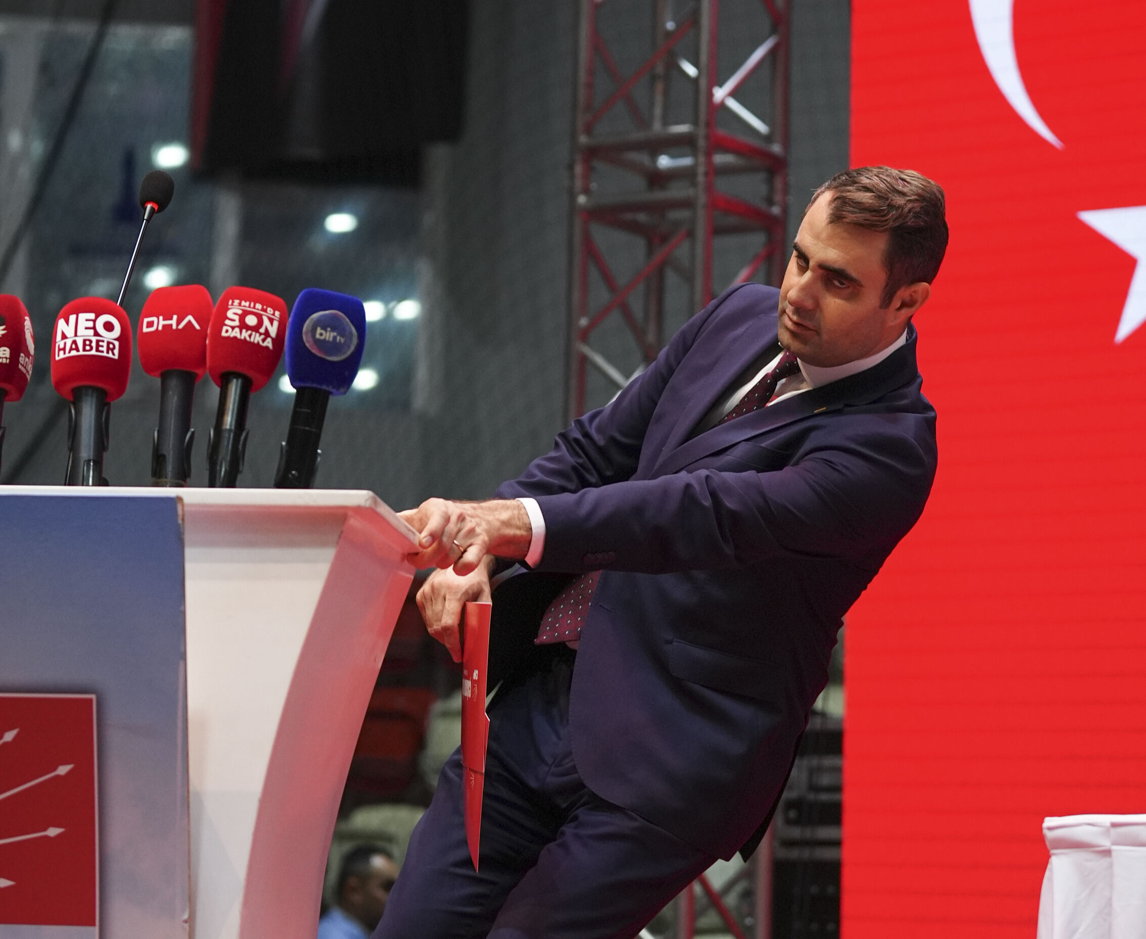 CHP kongresinde korkutan olay! Kürsüde bir anda yere yığıldı - 1. Resim