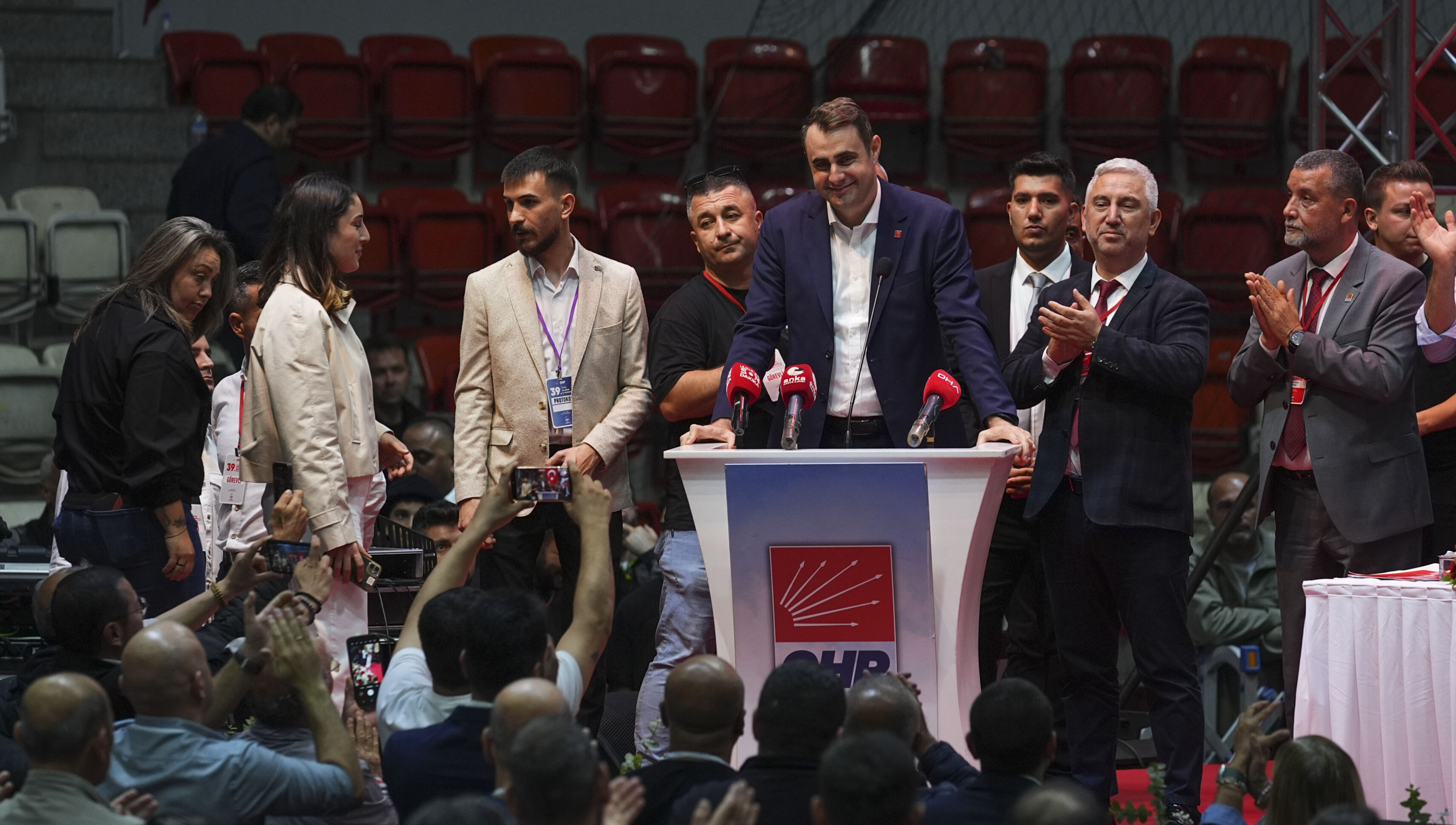 CHP kongresinde korkutan olay! Kürsüde bir anda yere yığıldı - 3. Resim