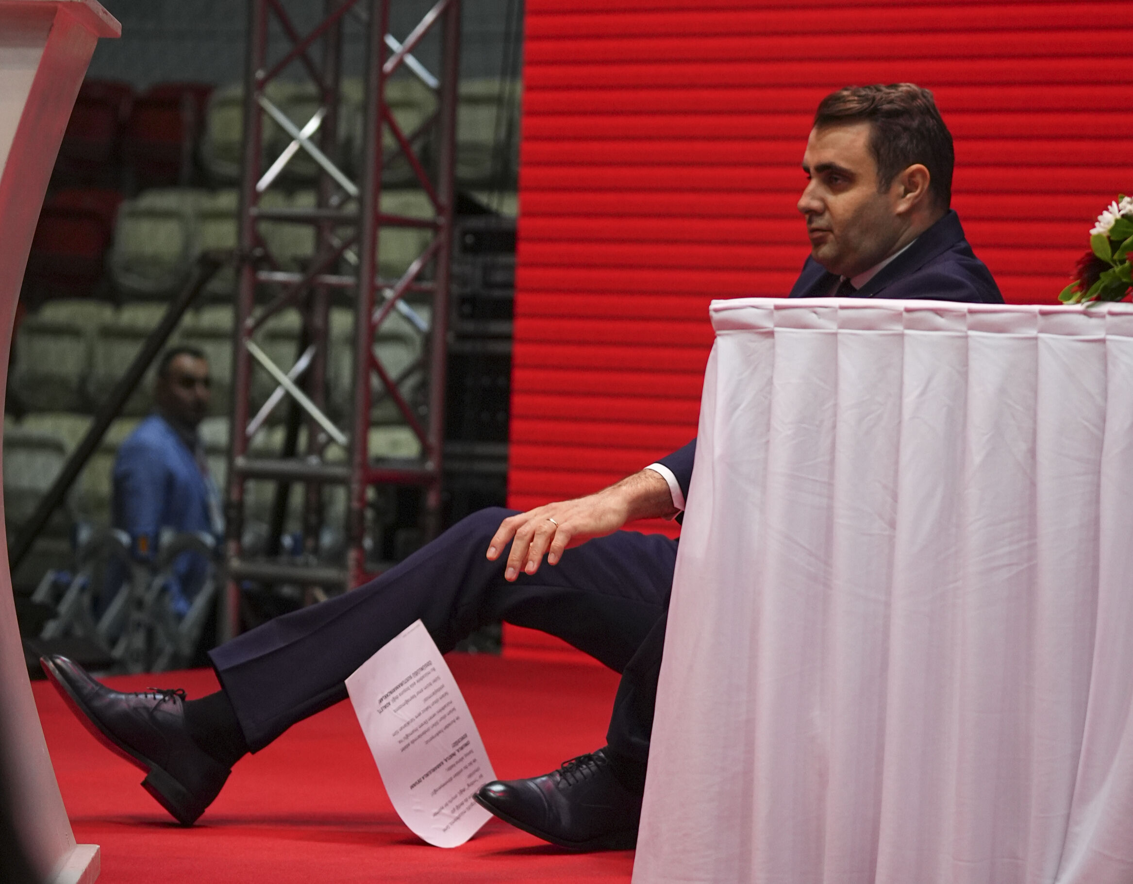 CHP kongresinde korkutan olay! Kürsüde bir anda yere yığıldı - 2. Resim