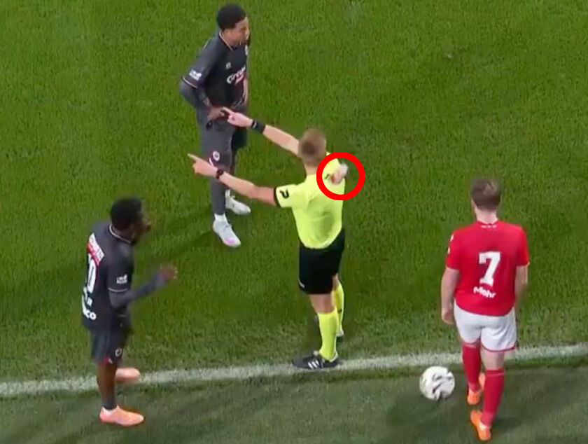 Hakeme isabet eden madde gündem oldu! Standard Liege - Antwerp maçı tatil edildi - 1. Resim