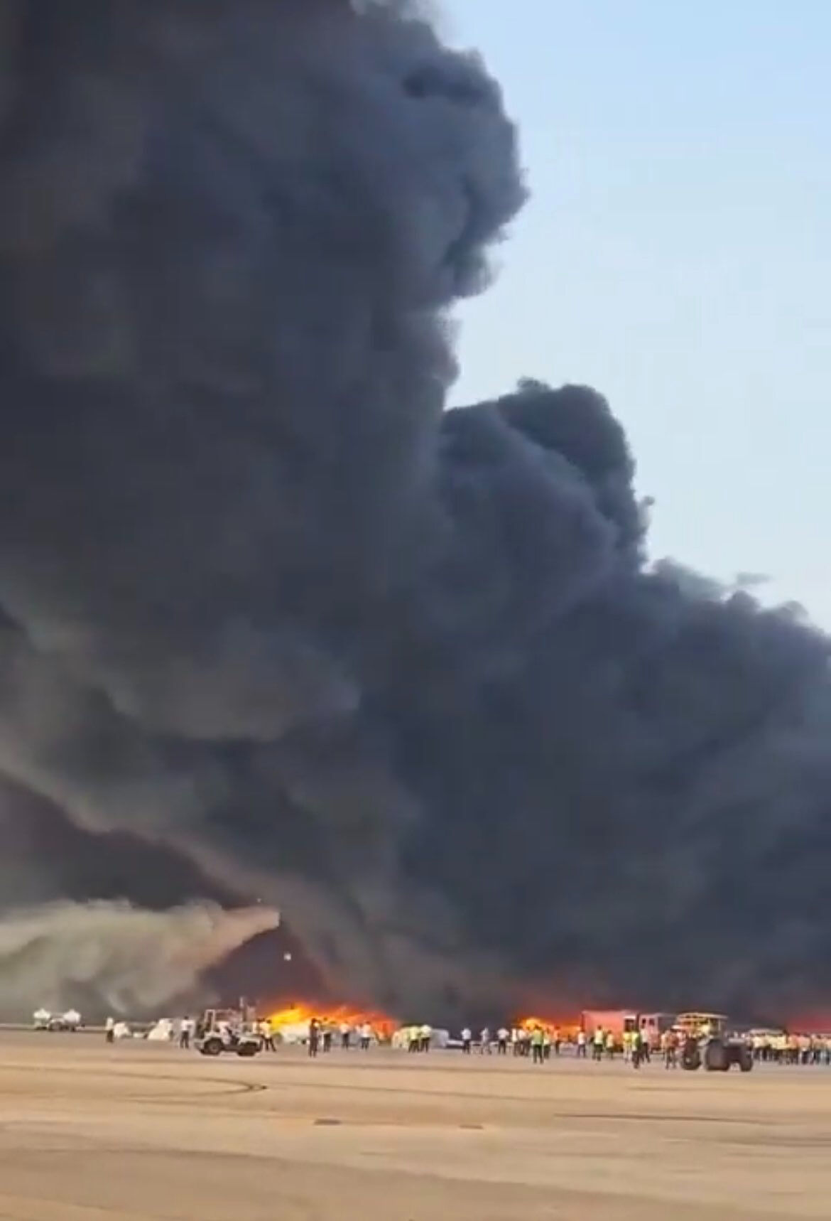 Havaalanında yangın! Bangladeş'in Dakka'da tüm uçuşlar askıya alındı Havaalanında yangın! Bangladeş'in Dakka'da tüm uçuşlar askıya alındı - 1. Resim