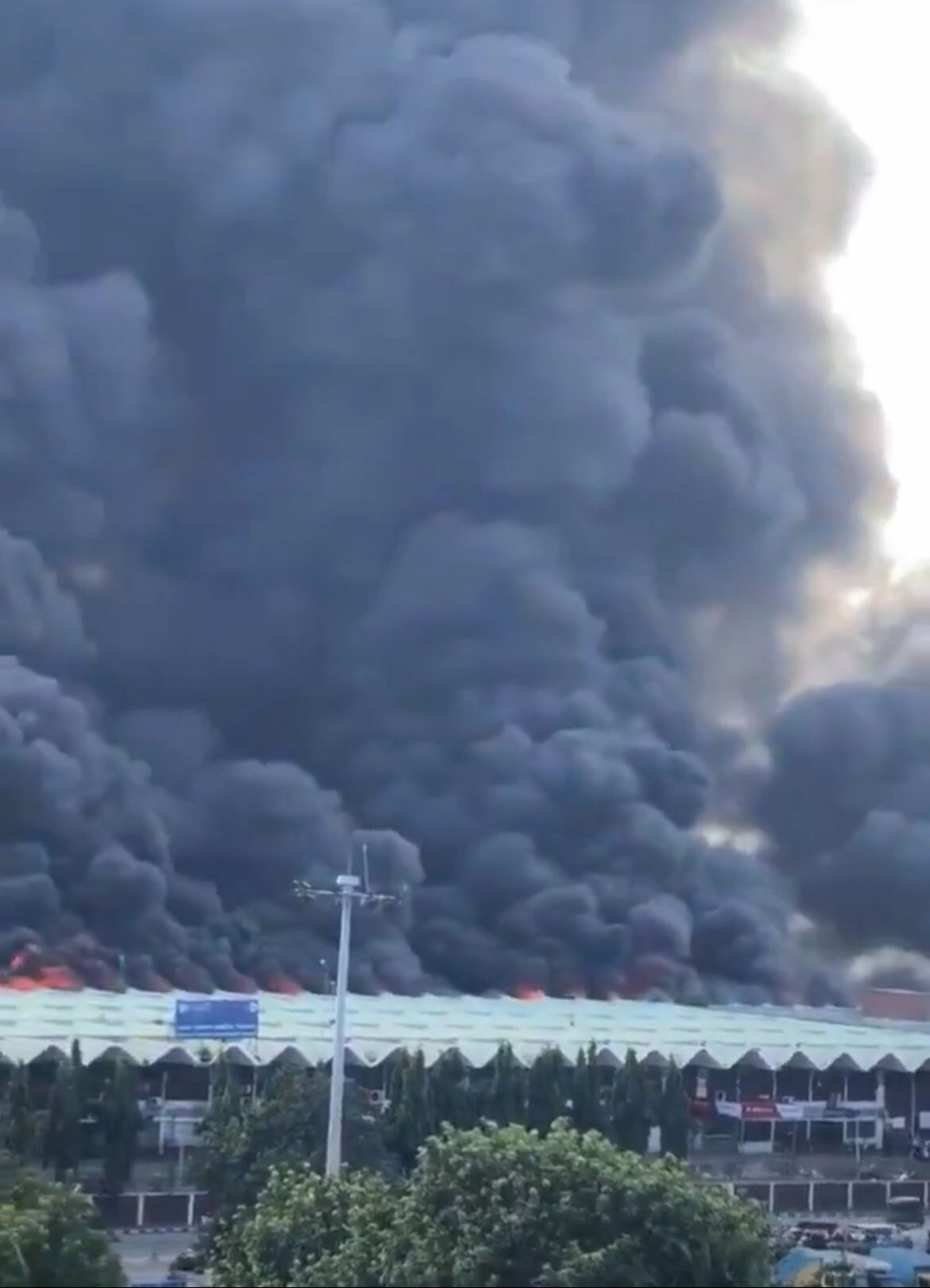 Havaalanında yangın! Bangladeş'in Dakka'da tüm uçuşlar askıya alındı Havaalanında yangın! Bangladeş'in Dakka'da tüm uçuşlar askıya alındı - 2. Resim