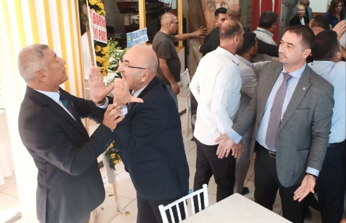 İyi Parti kongresinde gerginlik! Kürsüyü devirip birbirlerine girdiler - 1. Resim