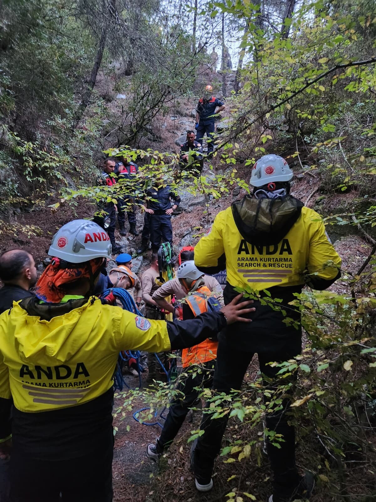 Kayıp adamı bulmak için metrelerce süründüler: Samsun'da nefes kesen kurtarma anları - 3. Resim