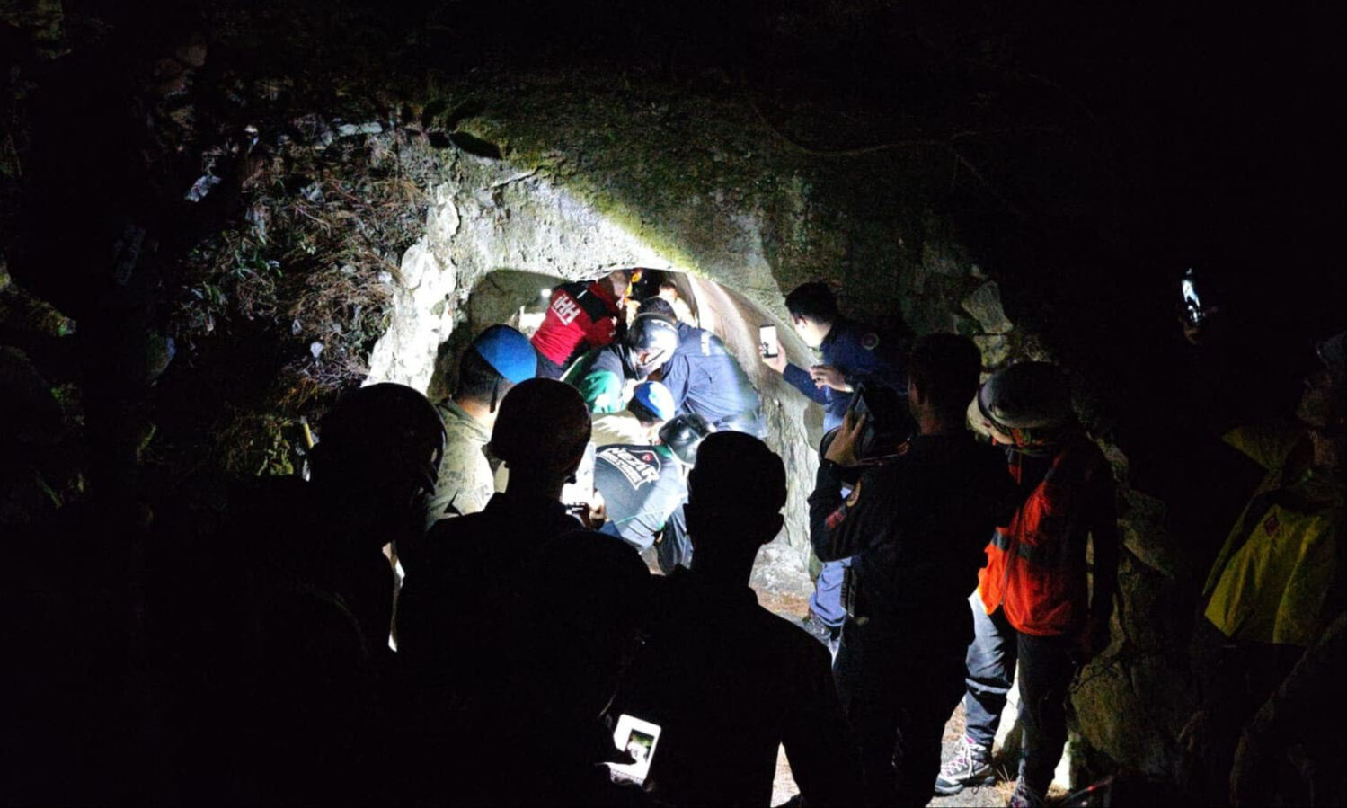 Kayıp adamı bulmak için metrelerce süründüler: Samsun'da nefes kesen kurtarma anları - 1. Resim