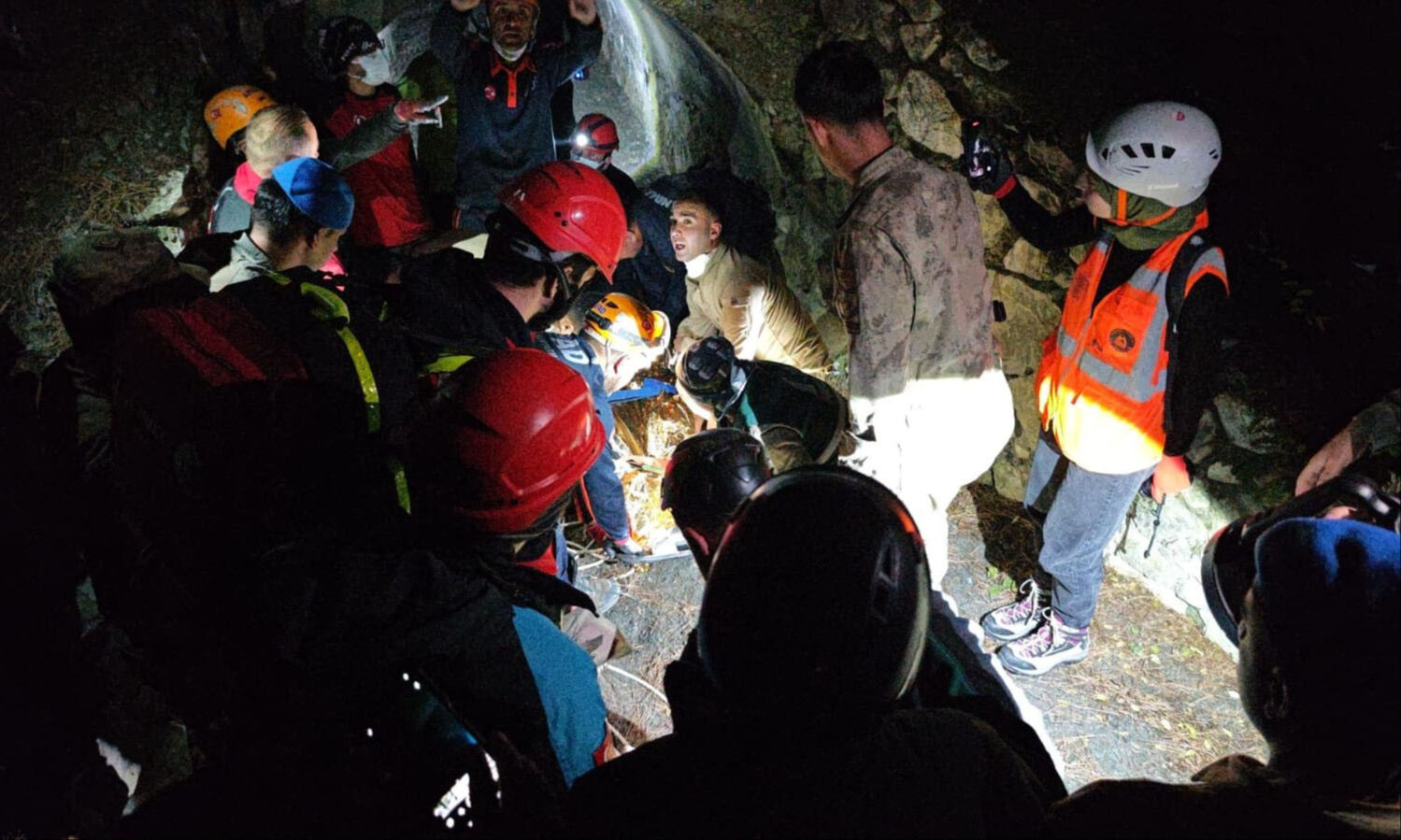 Kayıp adamı bulmak için metrelerce süründüler: Samsun'da nefes kesen kurtarma anları - 2. Resim