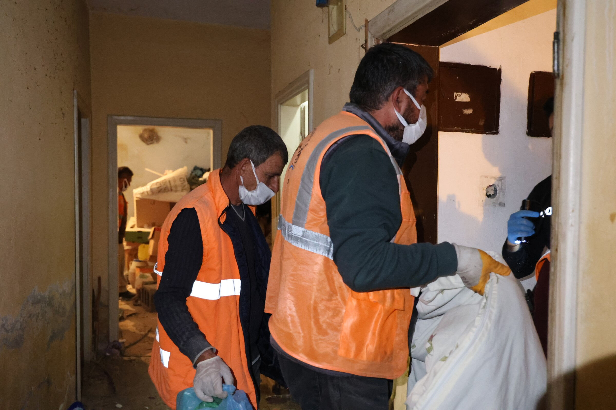 Nevşehir'de dehşet evi! Annesinin öldüğünü fark etmedi, cesedin üzerine çöp yığdı - 3. Resim