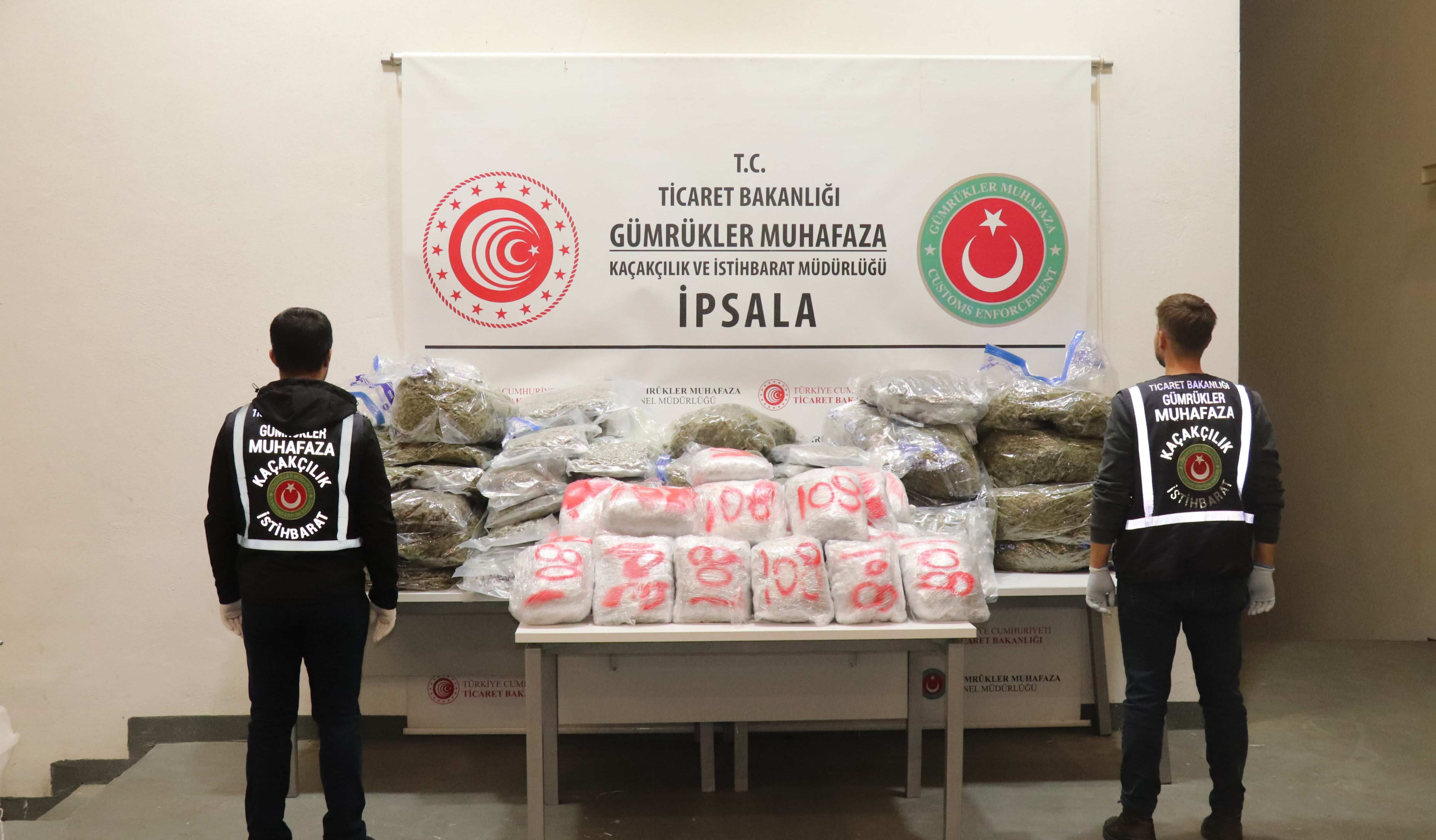 Şüphe üzerine durdurulan araçlardan tonlarca uyuşturucu çıktı! - 1. Resim