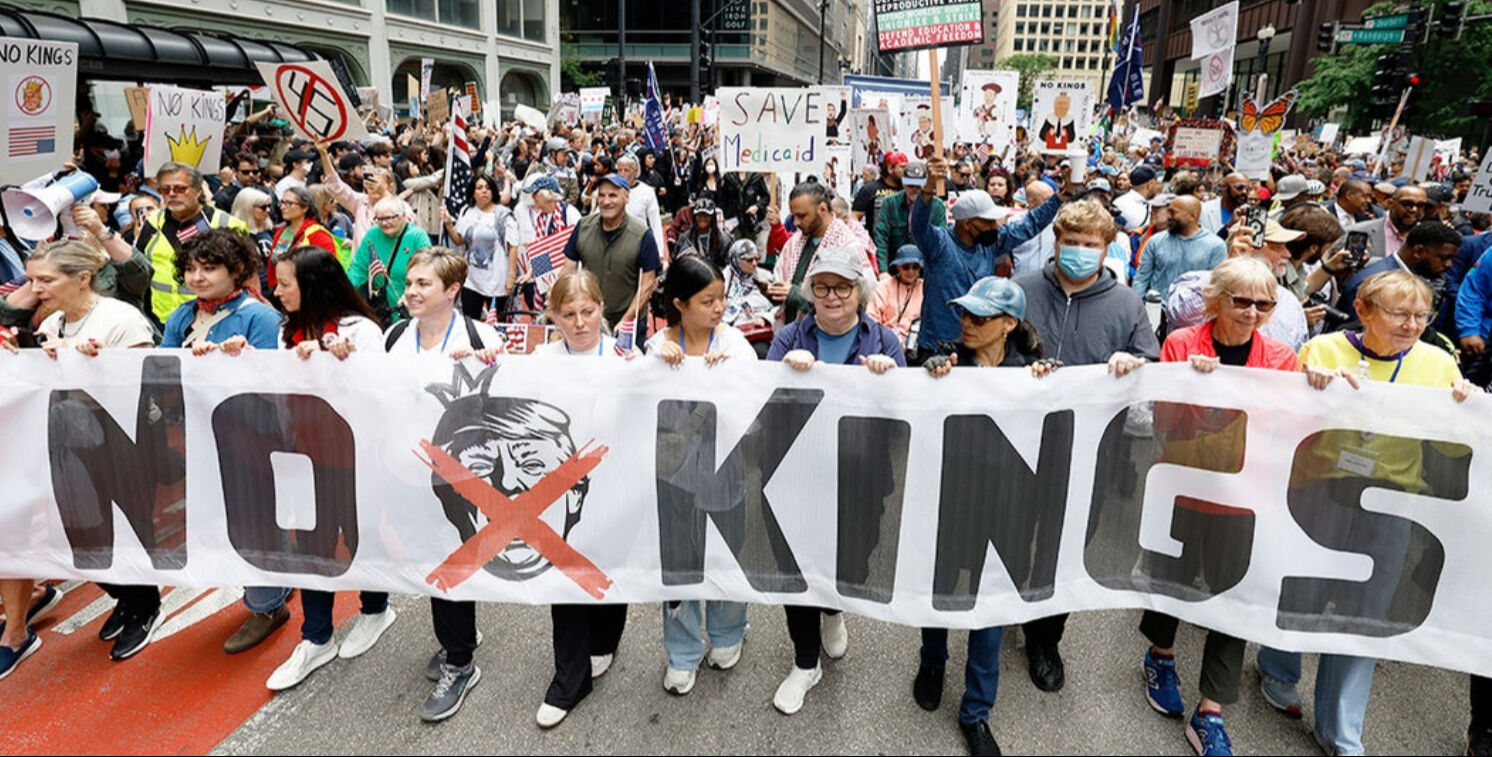 ABD’de milyonlar isyanda! 2.500 şehirde ‘Krallara Hayır’ mitingi düzenlendi - 1. Resim