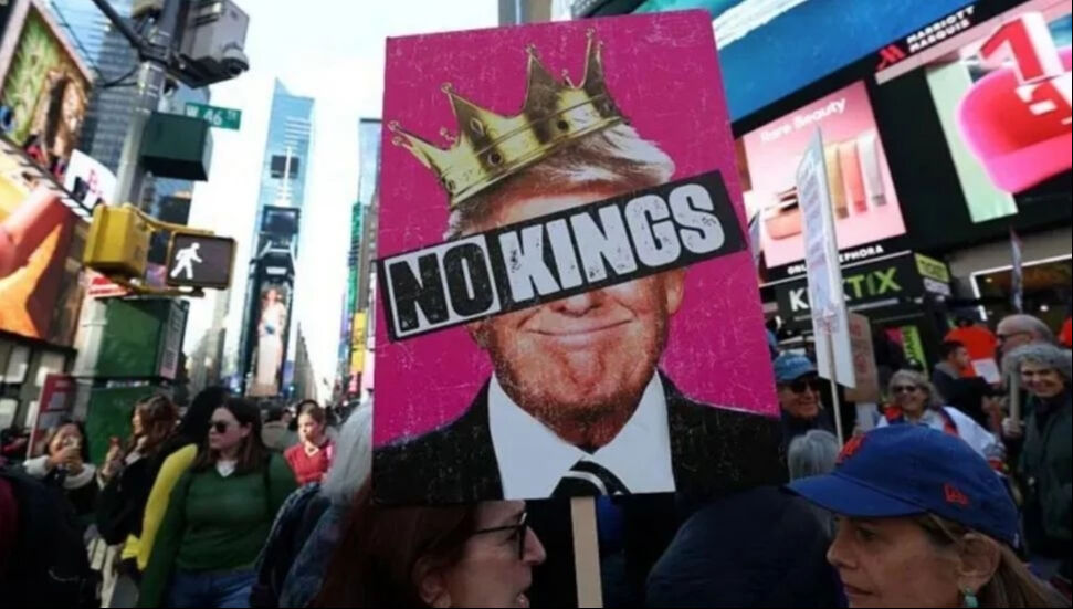 ABD’de milyonlar isyanda! 2.500 şehirde ‘Krallara Hayır’ mitingi düzenlendi - 2. Resim