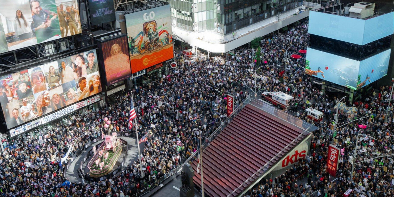 ABD’de milyonlar isyanda! 2.500 şehirde ‘Krallara Hayır’ mitingi düzenlendi - 4. Resim