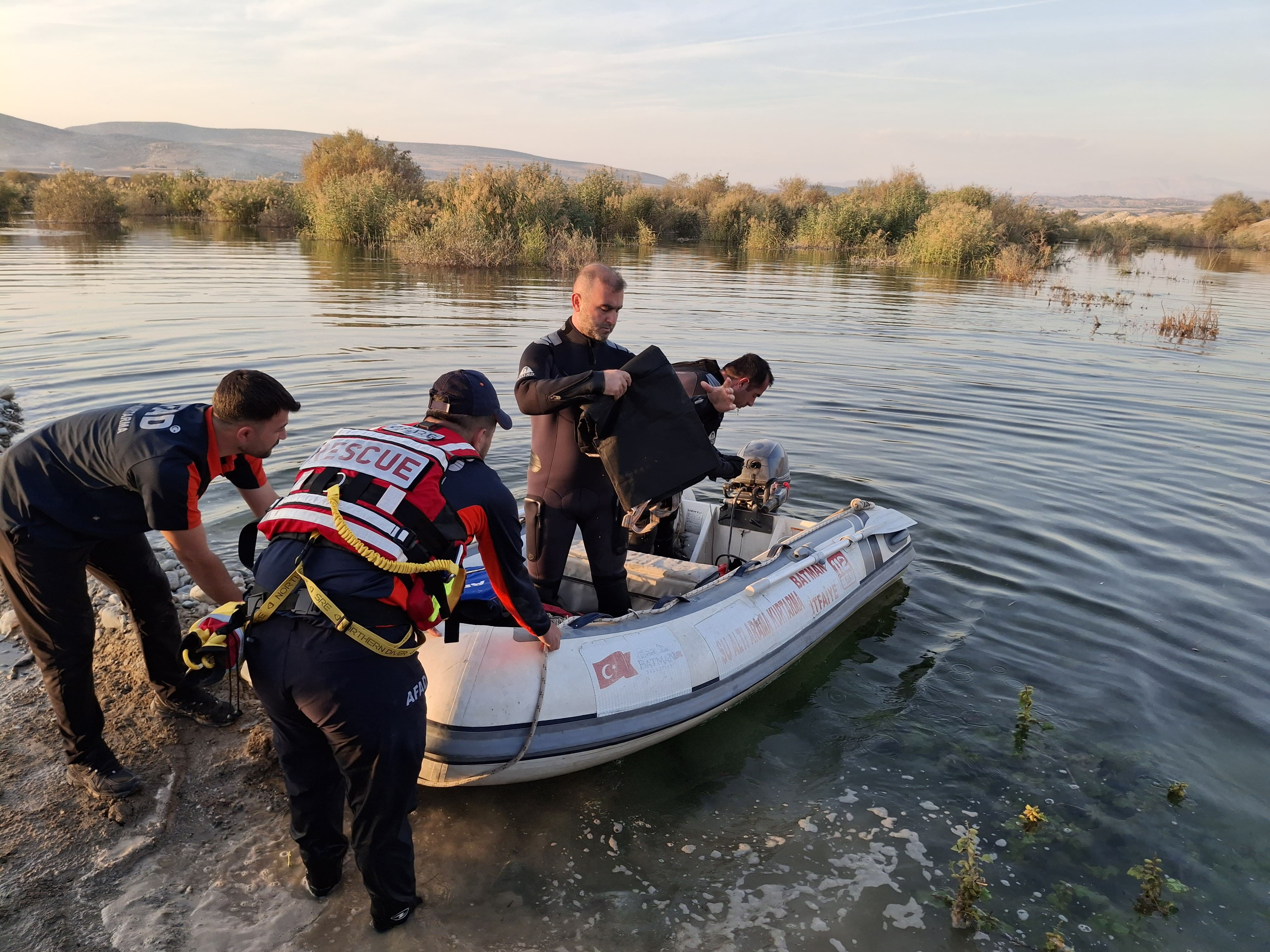 Baraj kapakları açıldı, mahsur kalanlar var! Su seviyesi bir anda yükseldi - 2. Resim