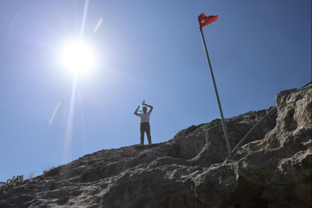 Depremden sonra kendini mağaraya kapamıştı! 2,5 sene sonra eline kağıt geldi... - 5. Resim