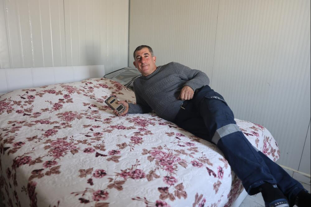 Depremden sonra kendini mağaraya kapamıştı! 2,5 sene sonra eline kağıt geldi... - 7. Resim