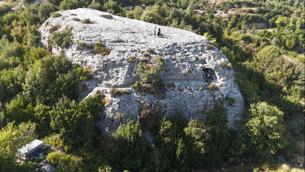 Depremden sonra kendini mağaraya kapamıştı! 2,5 sene sonra eline kağıt geldi... - 4. Resim