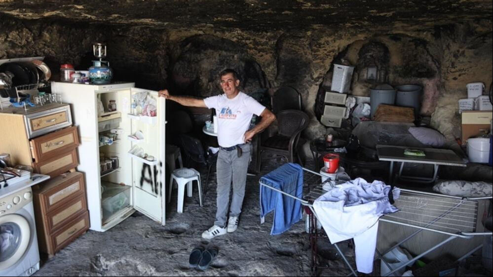 Depremden sonra kendini mağaraya kapamıştı! 2,5 sene sonra eline kağıt geldi... - 3. Resim