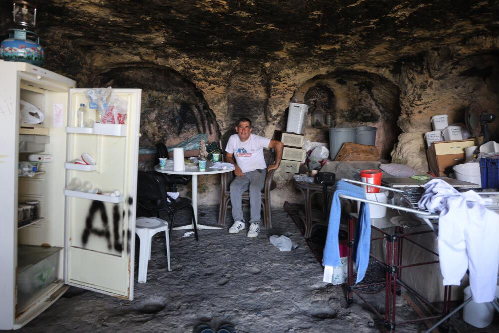Depremden sonra kendini mağaraya kapamıştı! 2,5 sene sonra eline kağıt geldi... - 1. Resim
