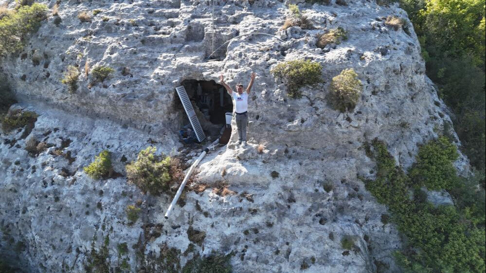 Depremden sonra kendini mağaraya kapamıştı! 2,5 sene sonra eline kağıt geldi... - 2. Resim