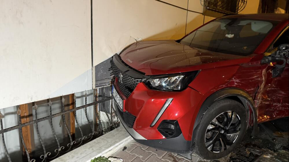 Eyüpsultan'da sıcak saatler! Park halindeki 8 araca çarptı, 'bir şey yok' deyip kaçtı - 4. Resim