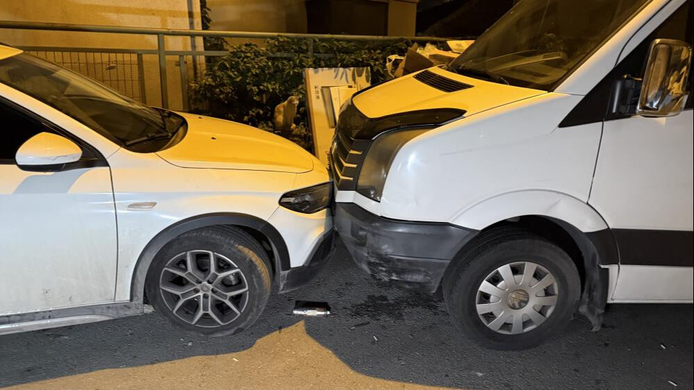 Eyüpsultan'da sıcak saatler! Park halindeki 8 araca çarptı, 'bir şey yok' deyip kaçtı - 1. Resim