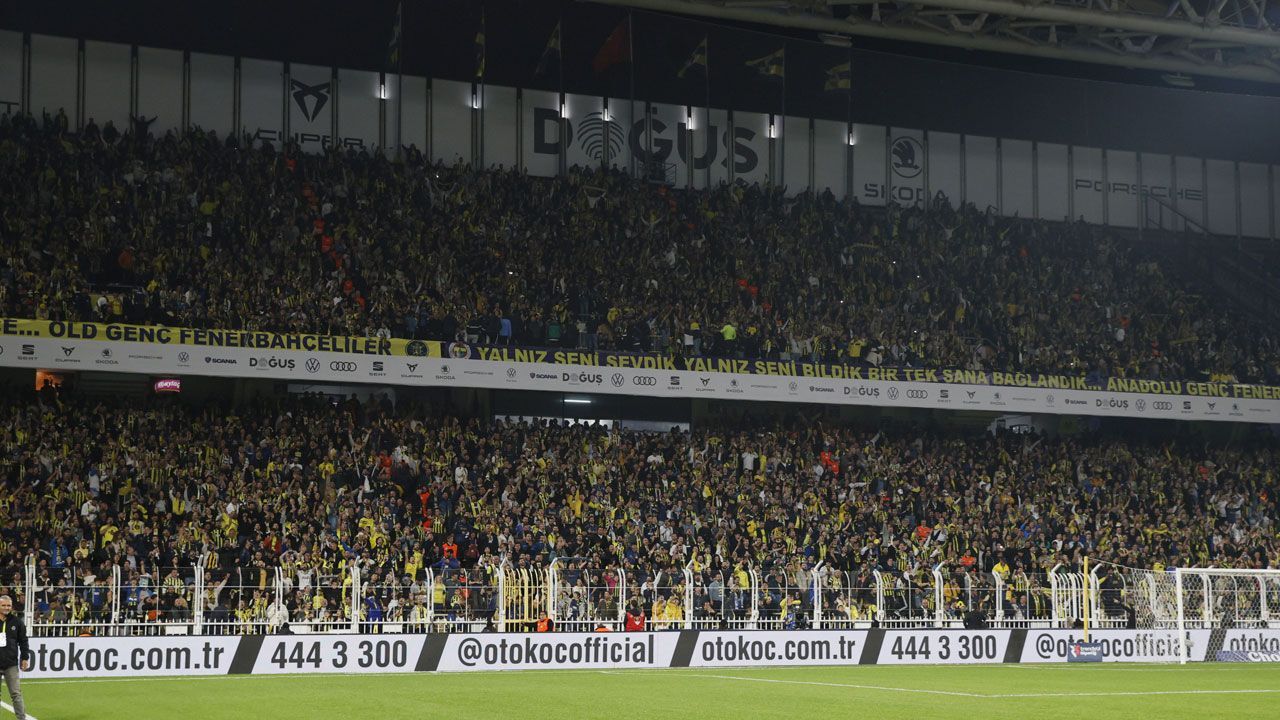 Fenerbahçeli yıldıza şok tepki: Tribünler yuhaladı, takım arkadaşları teselli etti Fenerbahçeli yıldıza şok tepki: Tribünler yuhaladı, takım arkadaşları teselli etti