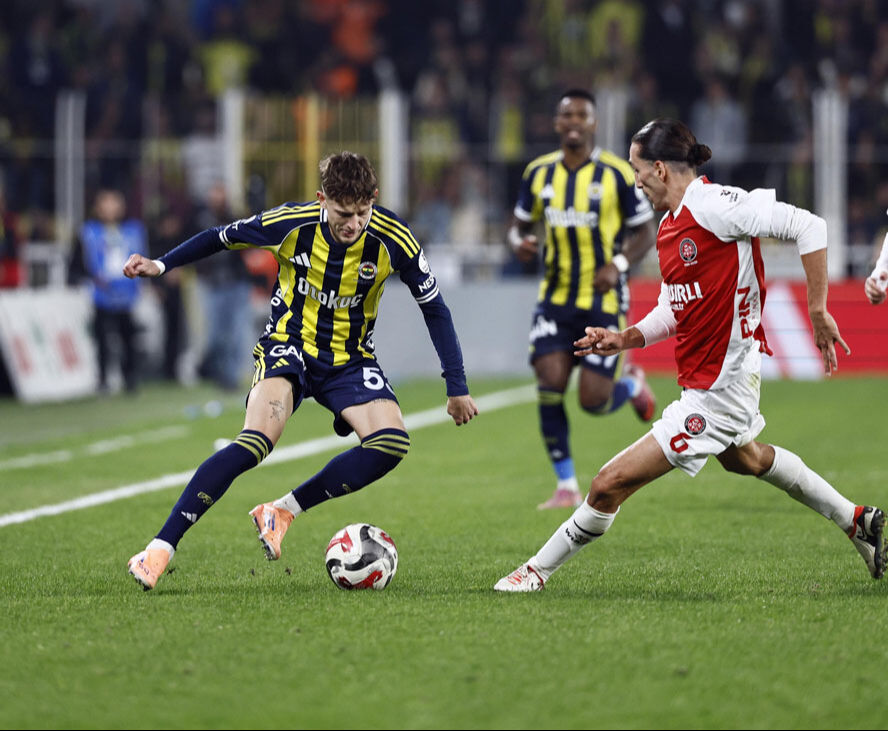 Fenerbahçeli yıldıza şok tepki: Tribünler yuhaladı, takım arkadaşları teselli etti - 1. Resim