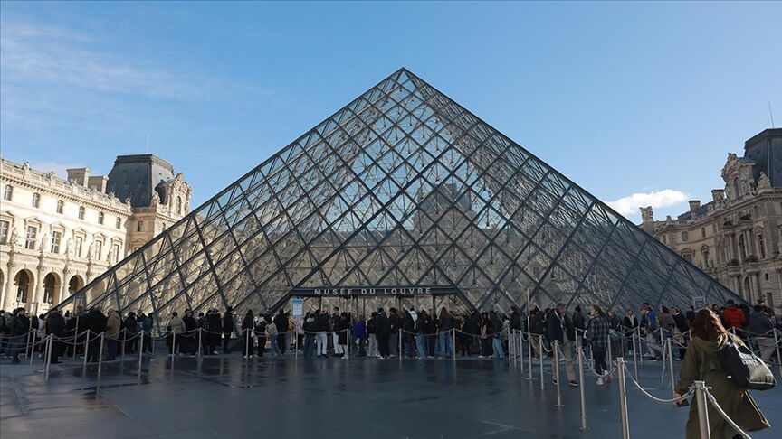 Macron'dan Louvre Müzesi'ndeki hırsızlık hakkında açıklama!