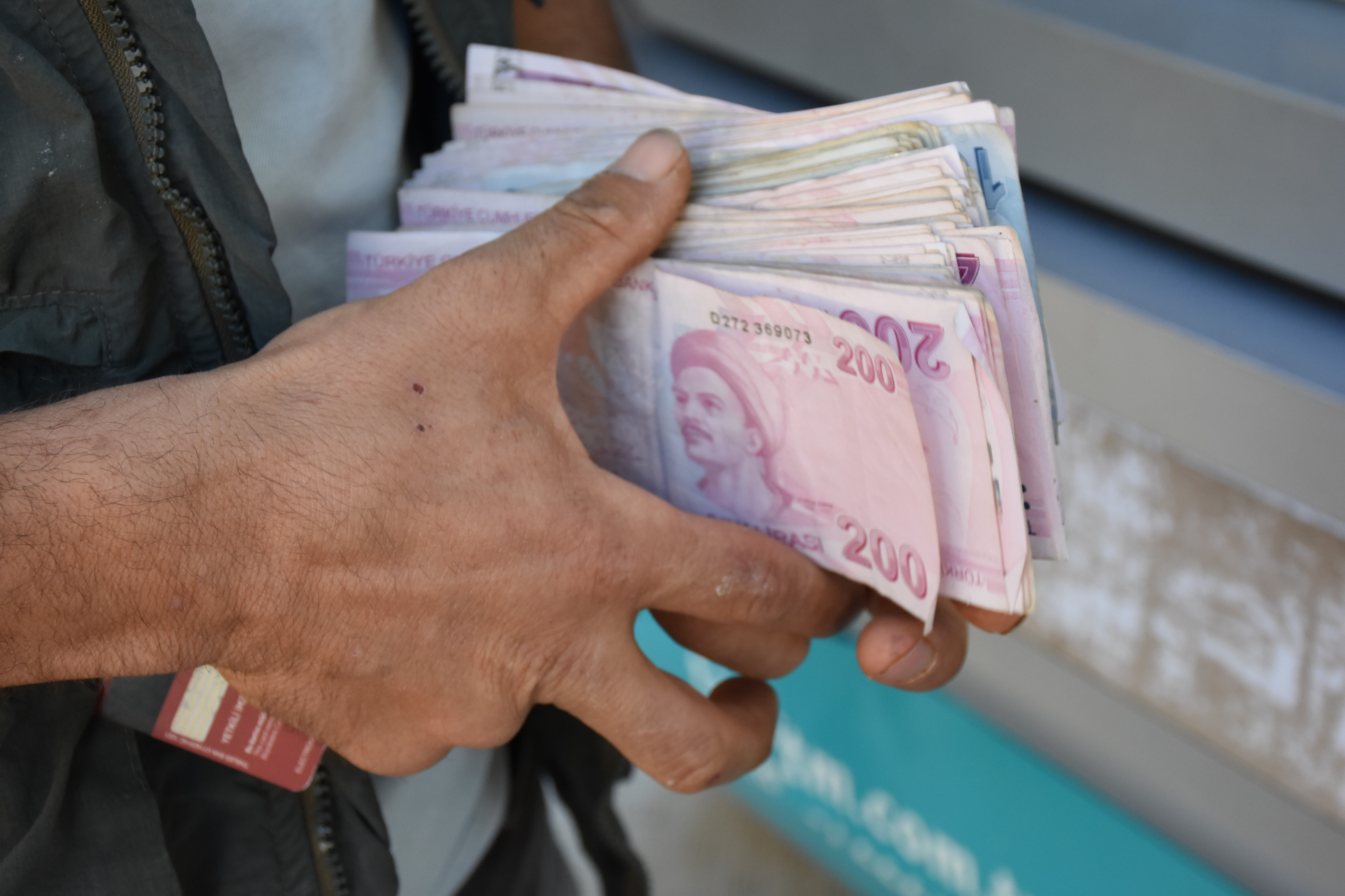 Şanlıurfa'da para çekmek isteyen iki genç tomarla para buldu! Sahibini arıyorlar - 3. Resim