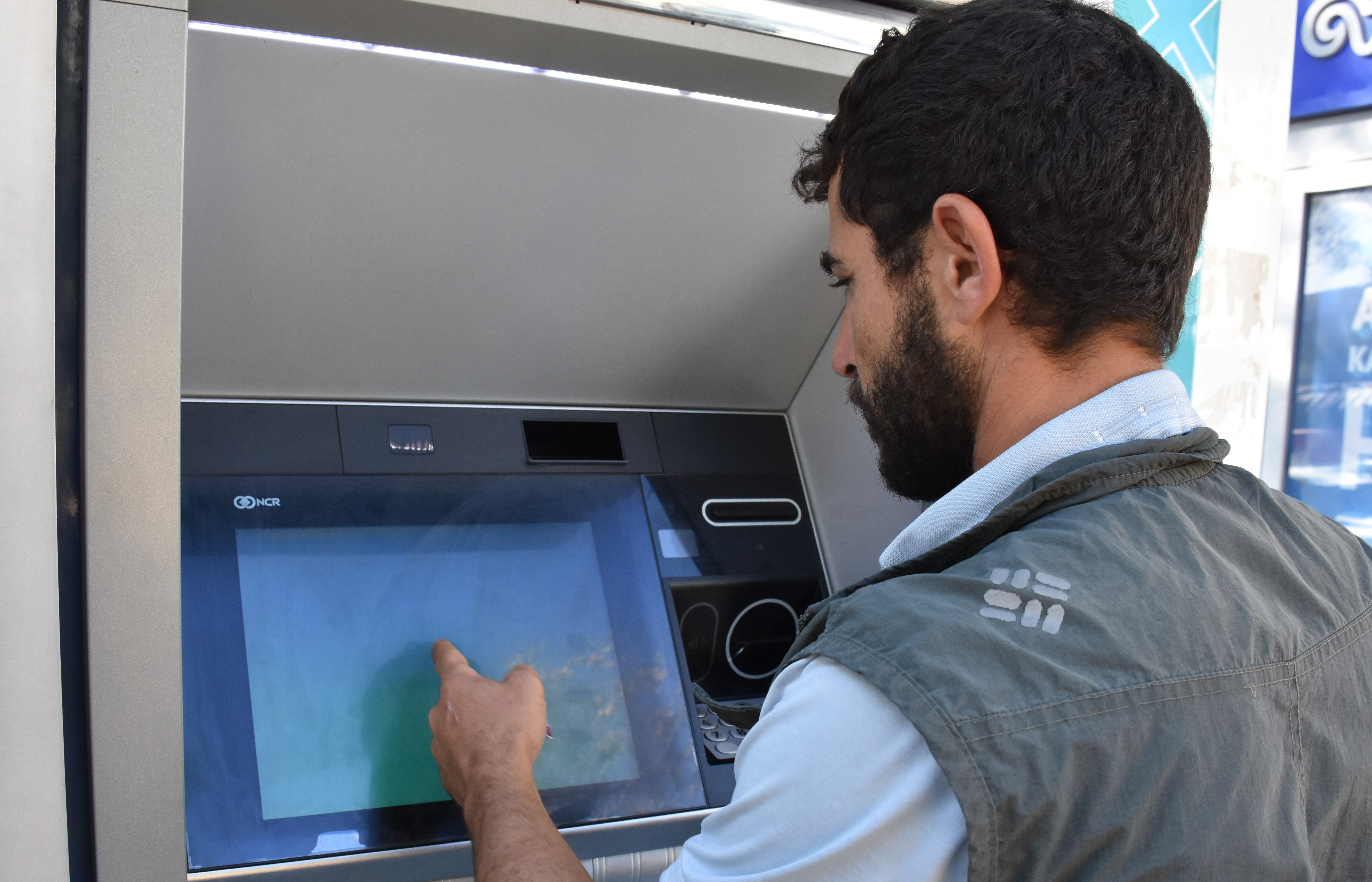 Şanlıurfa'da para çekmek isteyen iki genç tomarla para buldu! Sahibini arıyorlar - 1. Resim