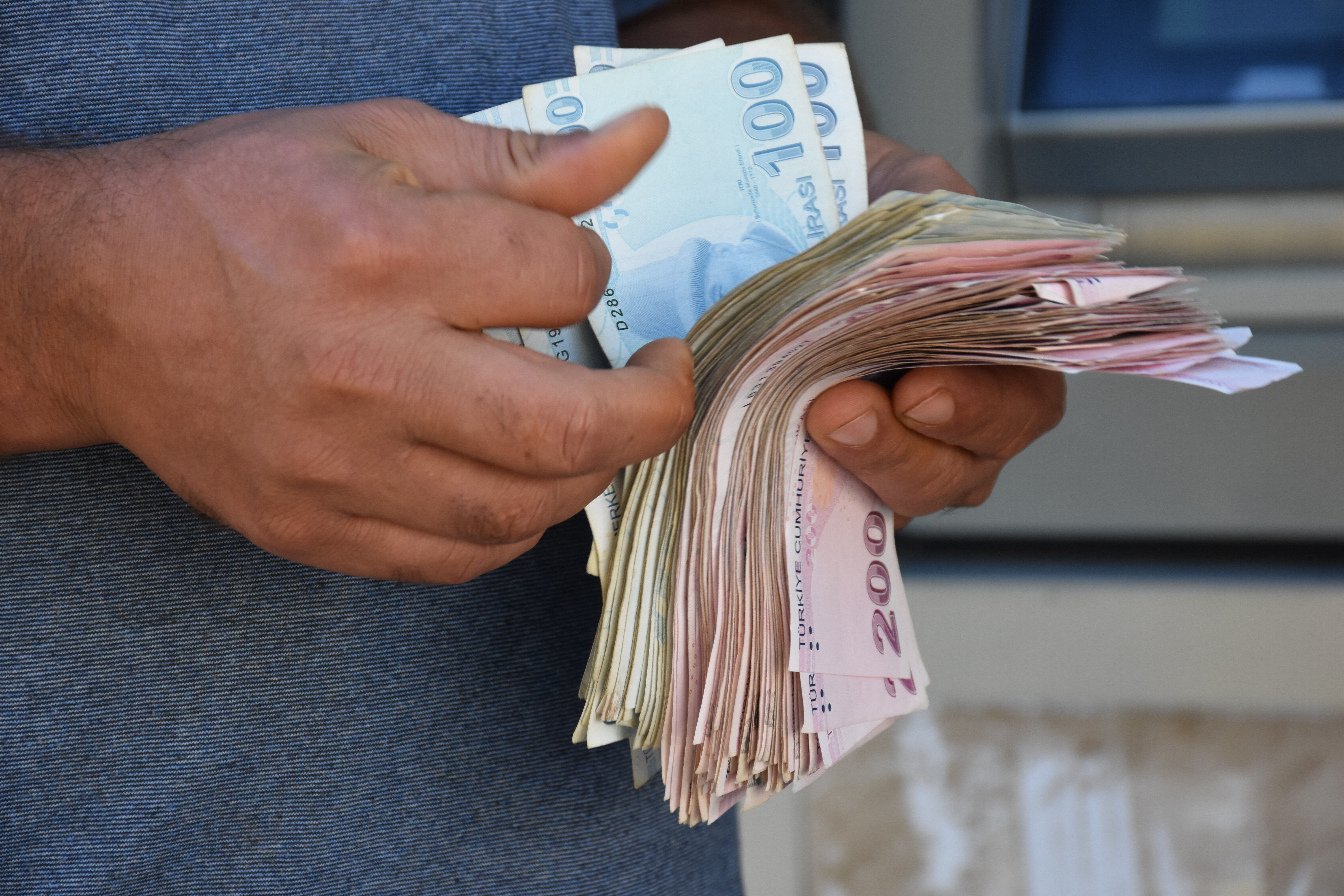 Şanlıurfa'da para çekmek isteyen iki genç tomarla para buldu! Sahibini arıyorlar - 4. Resim