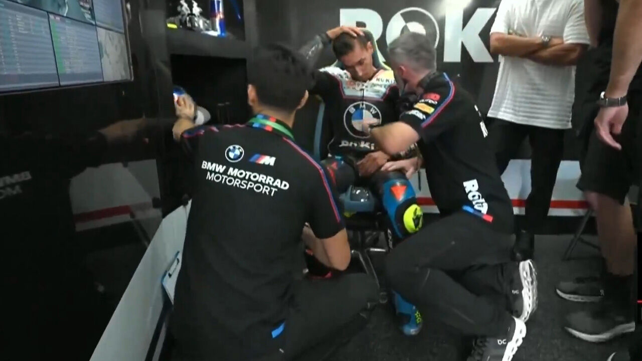 Toprak Razgatlıoğlu'na Bulega'dan skandal temas! Milli sporcu yarış dışı kaldı - 1. Resim