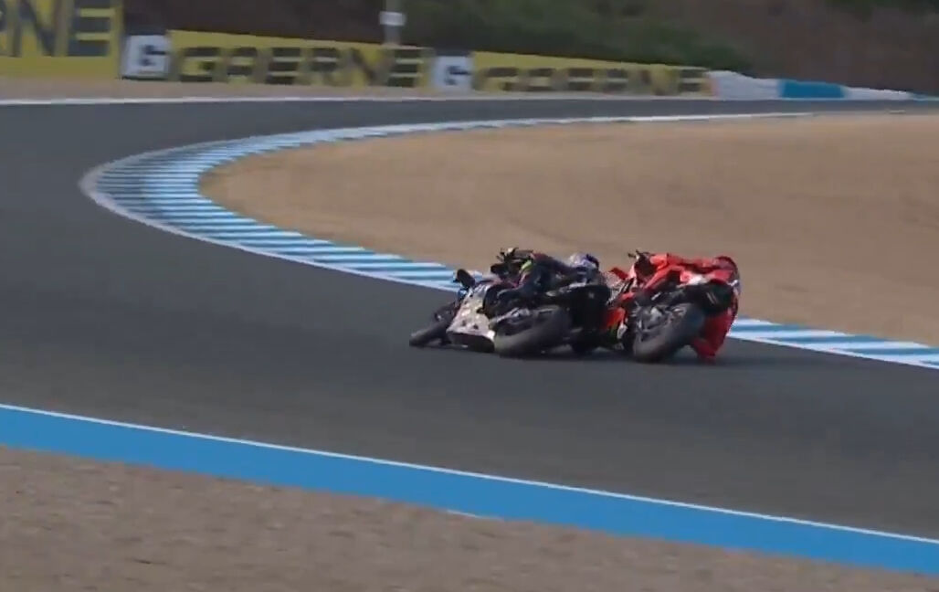 Toprak Razgatlıoğlu'na Bulega'dan skandal temas! Milli sporcu yarış dışı kaldı - 1. Resim