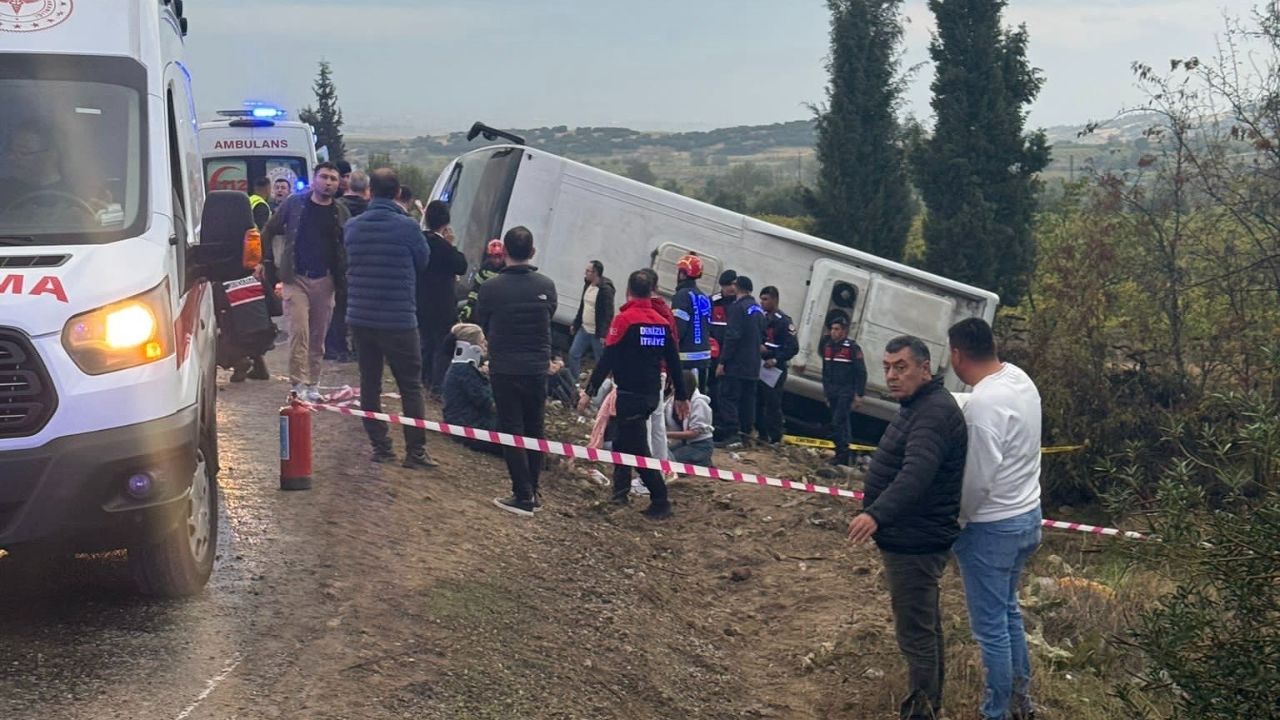 Tur midibüsü şarampole yuvarlandı! Denizli'deki kazada ölü ve yaralılar var Tur midibüsü şarampole yuvarlandı! Denizli'deki kazada ölü ve yaralılar var