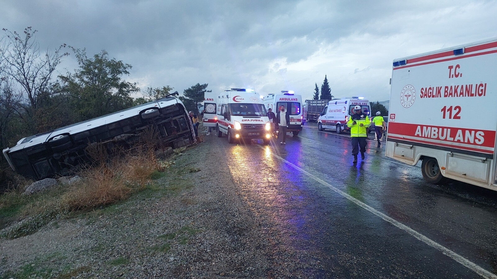 Tur midibüsü şarampole yuvarlandı! Denizli'deki kazada ölü ve yaralılar var - 1. Resim