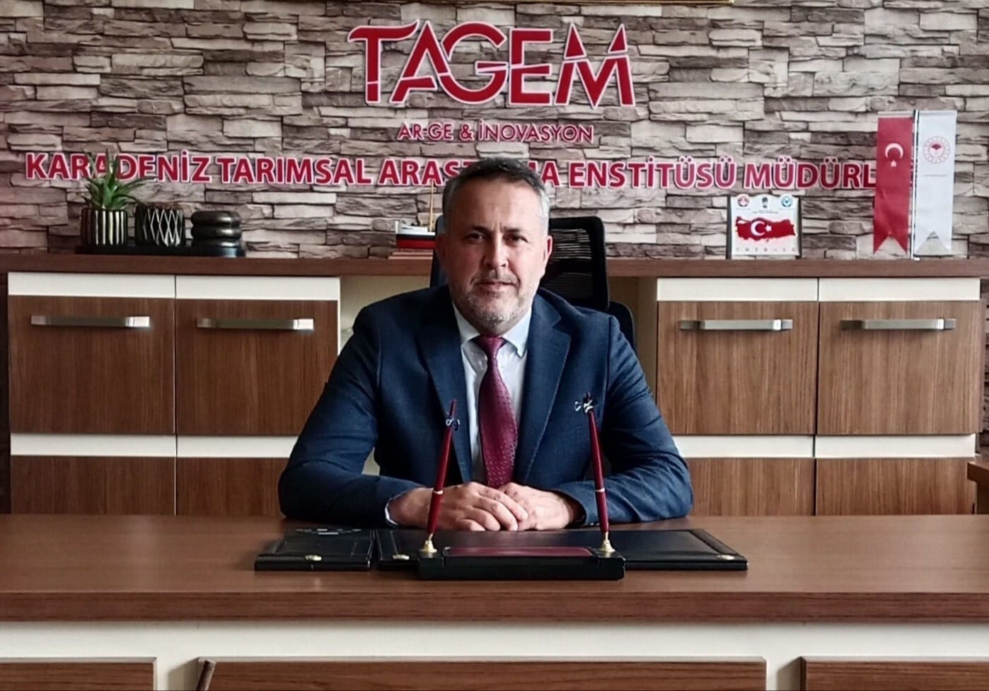 37 ile yayıldı, fındık üreticisini vurdu! Kahverengi kokarca böceğine karşı Samuray arıcıkları sahada Karadeniz Tarımsal Araştırma Enstitüsü Müdürü Doç. Dr. İlyas Deligöz