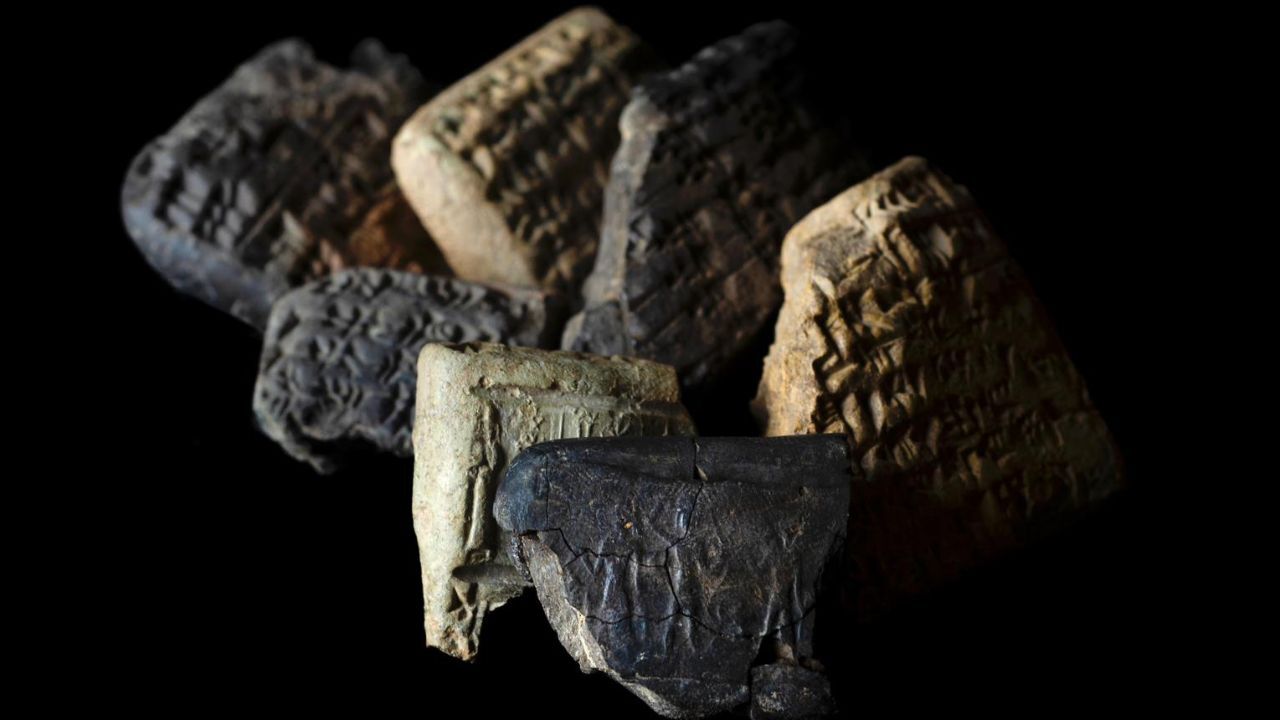 Aççana Höyük’te keşif: 3.500 yıllık tablette mobilya siparişi! Aççana Höyük’te keşif: 3.500 yıllık tablette mobilya siparişi!