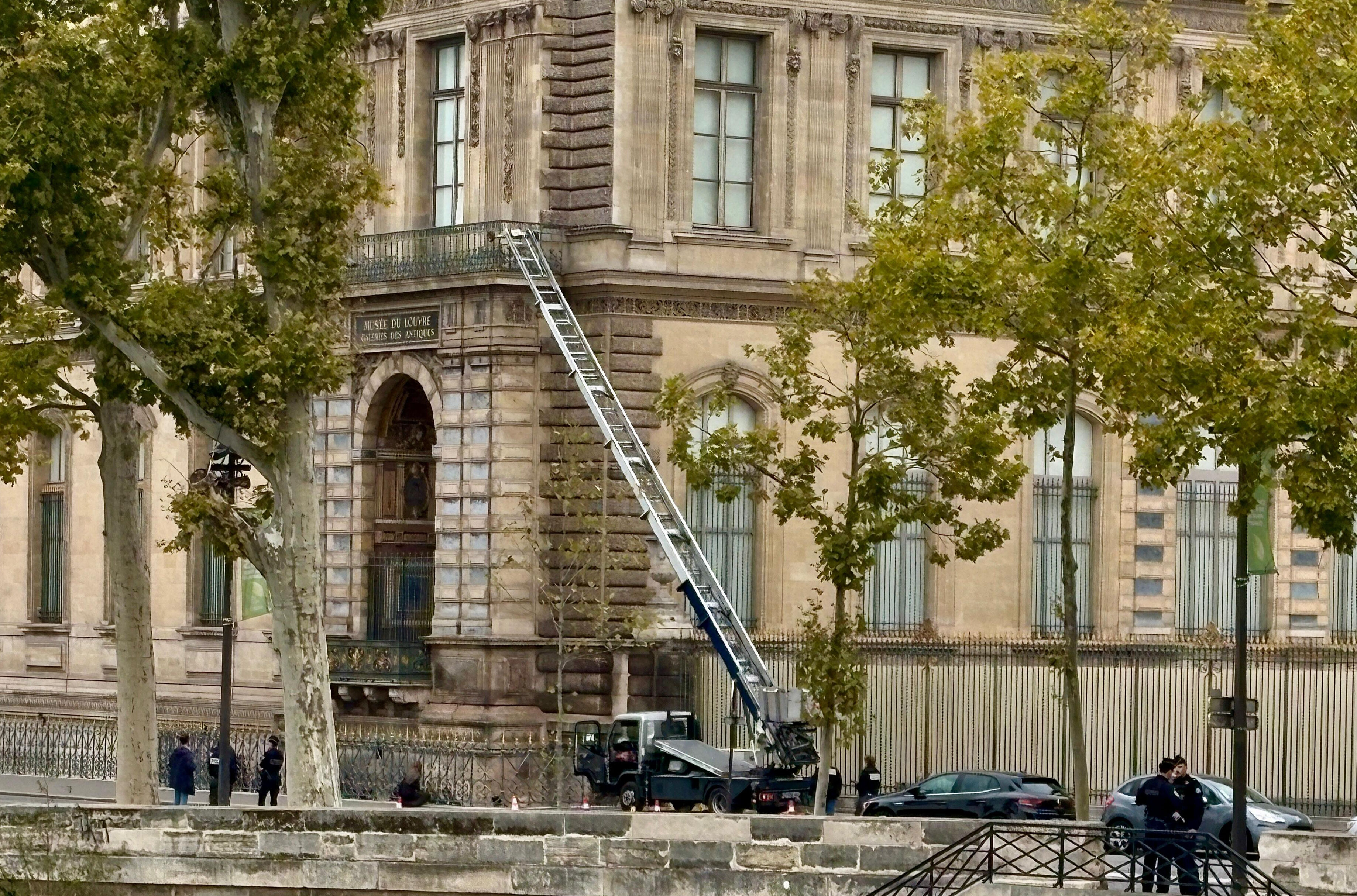 Louvre Müzesi’nde güpegündüz soygun! Hırsızlar mücevherleri çaldı - 1. Resim