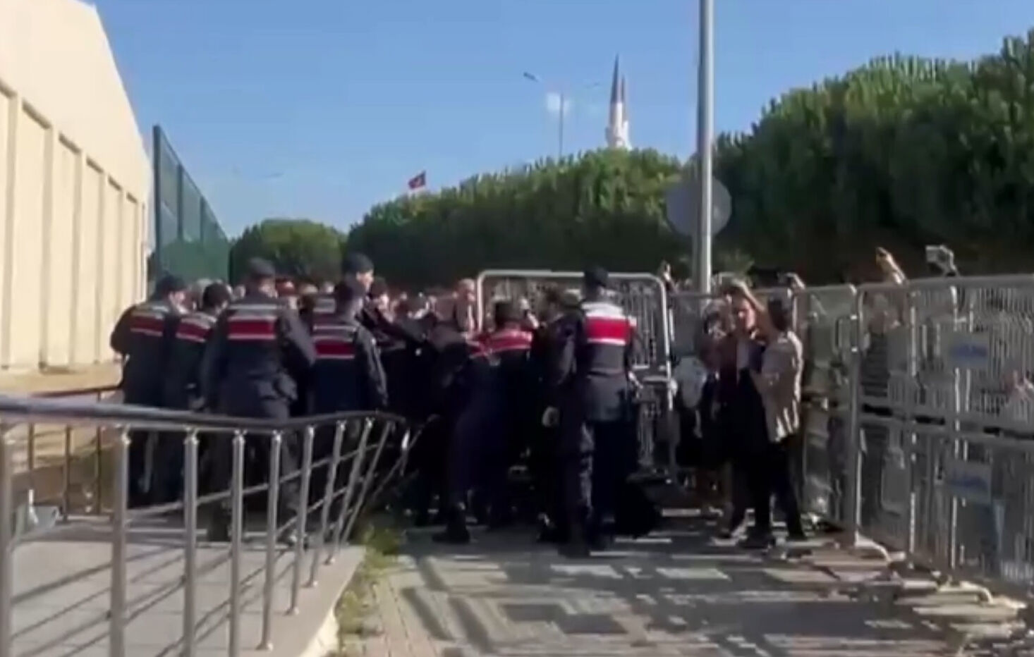 Ekrem İmamoğlu'nun duruşmasında taşkınlık! Bir grup bariyerleri yıktı |  Türkiye Gazetesi